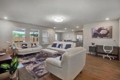 Image de 4-bedroom house in peaceful Long Beach with outdoor patio & 3 miles from Beach