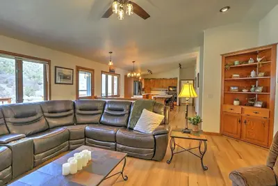 Image de Mountain Retreat w/ Hot Tub, Scenic Decks, Grill, Dog Friendly & 7 mi. to Skiing