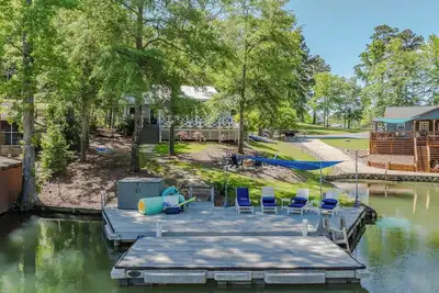 Image de Lakeside Hideaway Has It All! Large Dock, Outdoor TVs, Firepit, Water Toys
