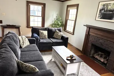 Image de Cozy 3bd/1. 5 Ba 3 mi from Nd campus.