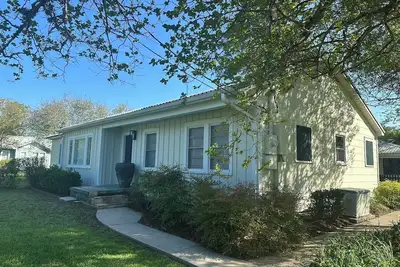 Image de The Elsie - Wonderful completely renovated 3-bedroom house in Breaux Bridge