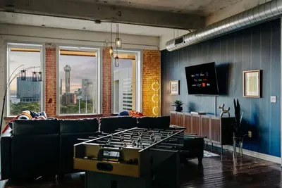 Image de Downtown Private Study Themed Loft With City View : Free valet, pool, gym