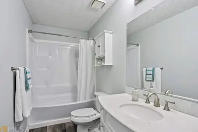 Image de Fresh and cozy 2bd 1bath home. Only 10mins to the airport and 10mins to the city