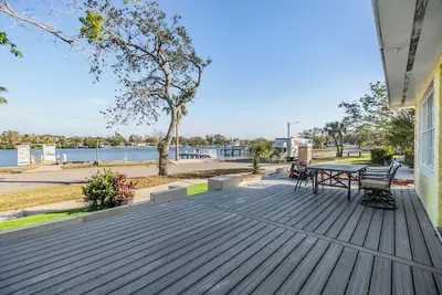 Image de 3-bedroom house in lovely St. Petersburg w/Lake Access and Free Kayaks
