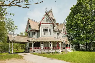 Image de Spacious 7-bedroom house. Fall is coming. Good place to see the foliage.