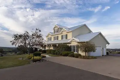 Image de Villa in the heart of Amish Country with amazing rooms, wide porches, beautiful views, and walking distance to Berlin's dining and shopping.