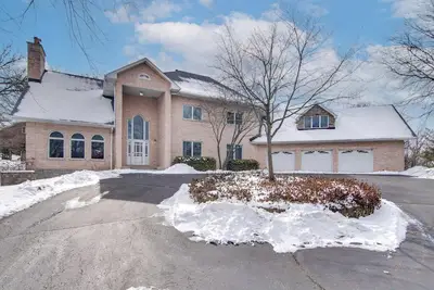 Image de Hot Tub & Sauna: Hoffman Estates Villa in Elgin!