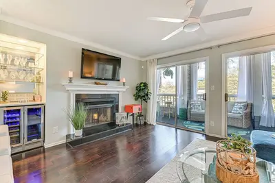 Image de Waterfront Lake Norman Retreat w\/ Pool Access!