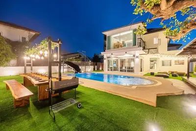 Image de Moon Shade Pool Villa Pattaya. 5 Bed, 4. 5 Bath, Slider, Pool, Outdoor Bbq.