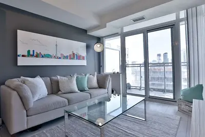 Image de Stylish King West Condo | 2br/2ba + Parking, Gym, Walk Everywhere
