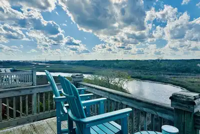 Image de Close to Beach, Stunning Views & Pool!