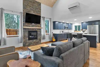 Image de Rainier's Newest Luxury Chalet w/ Hot Tub-Ac-WiFi
