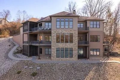 Image de Luxury Private Oasis & 269' Lakefront! 5Bds, 4. 5Bath