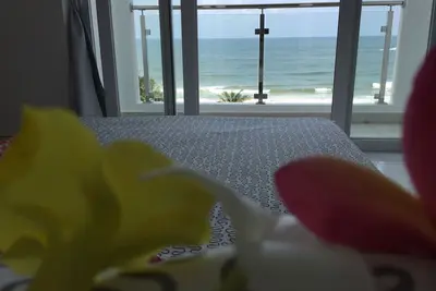 Image de Wake up to panoramic ocean views from almost every room.