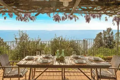 Image de Découvrez votre coin de paradis à quelques minutes en voiture du cœur de Levanto! Mesco 360 vous offrira chaque matin un réveil avec une vue imprenable sur la mer, entouré de tranquillité et de la beauté de la nature. Notre maison de vacances exc