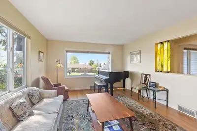 Image de Peaceful 3+ Br house with mountain & water views, large deck and yard