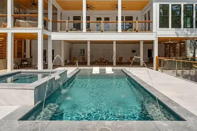 Image de Southern Belle by SoCharm | Lakefront Charm with Pool Suite