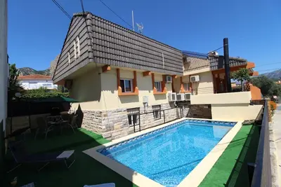 Image de Villa avec piscine et barbecue