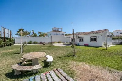 Image de Maison de vacances « Novo Sancti Petri Surf » avec jardin privé, Wi-Fi et climatisation