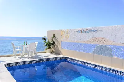 Image de Maison de vacances 'Seaside House' avec vue sur la mer, piscine privée et Wi-Fi
