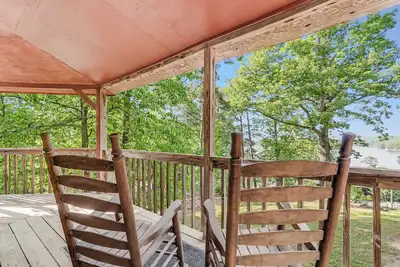 Image de Lakeview Cabin #4 at Carters Lake Marina, includes boat slip at marina