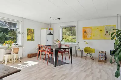 Image de A peaceful oasis near the beach and forest.