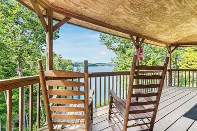 Image de Lakeside Cabin #7 at Carters Lake Marina, includes a boat slip at the marina