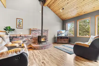 Image de Brand new to Vrbo! Close to Glacier, golf across the street, mountain views!