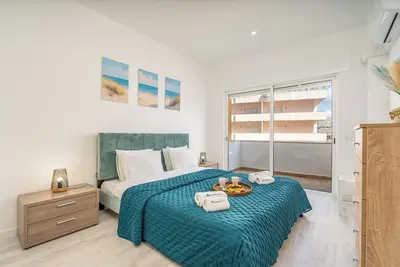 Image de HostWise – Seaside Escape with Balcony