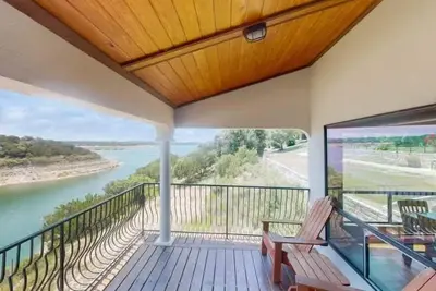 Image de Lakeside Shiraz Haus w/Dock & Incredible Views. Rent as 2br or 4br w/ Next Door Unit