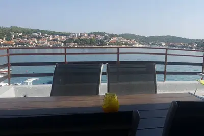 Appartement de deux chambres avec la terrasse et la vue sur le mer Tisno, Murter (A-24209-a)