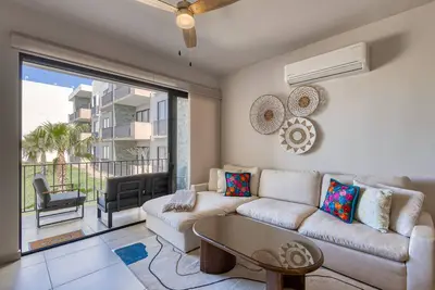 Bright and modern condo w/ balcony, shared pool, a/c, minutes to beach & town