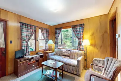 Image de Charming waterfront cottage with shared firepit, canoe, paddlebaot & docks