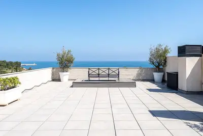 Image de Penthouse avec solarium privé, barbecue et pisicne