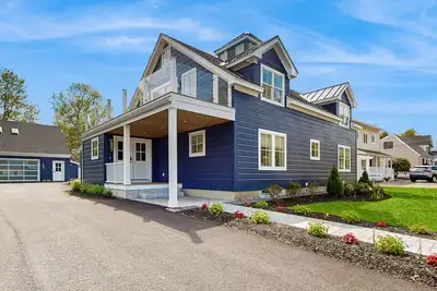 Image de Beautifully updated beach home: walk to beach, restaurants & shops