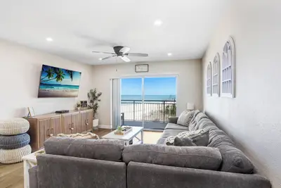 Image de BeachFront Condo - Madeira Beach - John's Pass - Heated Pool - Remodeled