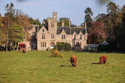 Image de Peaceful Retreat in Inverness: Elegant Room Amidst Lush Historical Gardens