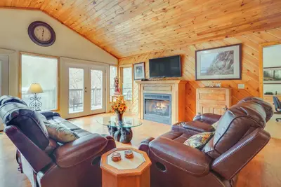 Image de Resort Cabin with Private Hot Tub!