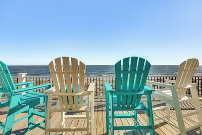 Image de Walk to Beach: Coastal Oak Island Gem w/ Elevator!