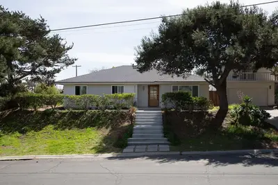 Image de Cali Beach House 1 Block from Sand – 3bdr, 2ba, sunlit, loved & lived in.