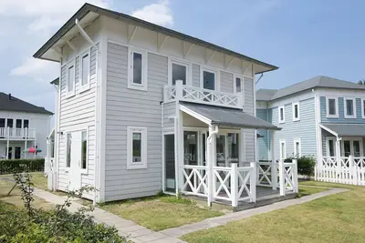 Image de Villa rénovée avec micro-ondes, plage à 6 km.