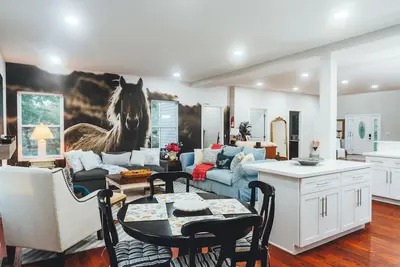 Image de 4000 Sqft Retreat, 18min Walk to Beach, Sleeps 18!