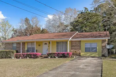 Image de Charming 3br\/1. 5ba Home in Dothan, large yard, Ac and wifi
