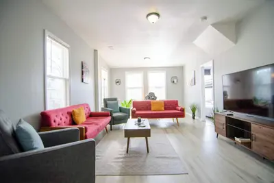 Image de Spacious 4-Bedroom Retreat with Nyc Vibes – Perfect for Large Groups!
