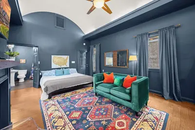 Image de Chic Lou Studio | Cozy King Bed + Prime Location!