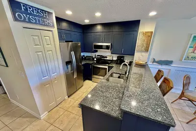Image de Tastefully remodeled family vacation condo overlooking a peaceful lagoon.