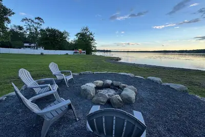 Image de Ultimate Lakeside Getaway on 5 Acres - Private Dock, Kayaks, Fire Pit - Sleeps 8
