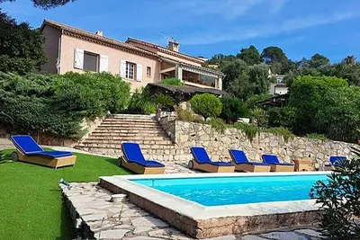 Image de R_008 - Villa provençale rafinée avec une ambiance chaleureuse et vue dégagée.