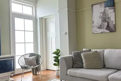 Image de Stylish coastal apartment w/ 2 car park, close to beach, parks, cafes, free bus.