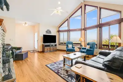 Image de Pisgah View | Stunning Mountain Escape w/ Wrap-Around Deck & Garage